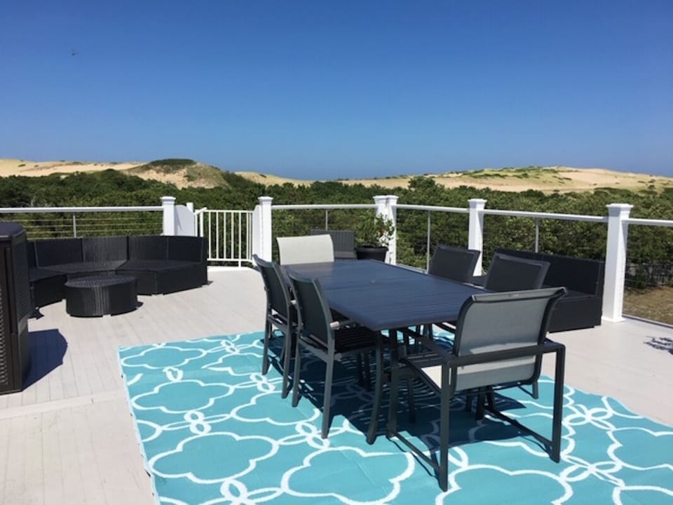 Roof deck dining & seating.