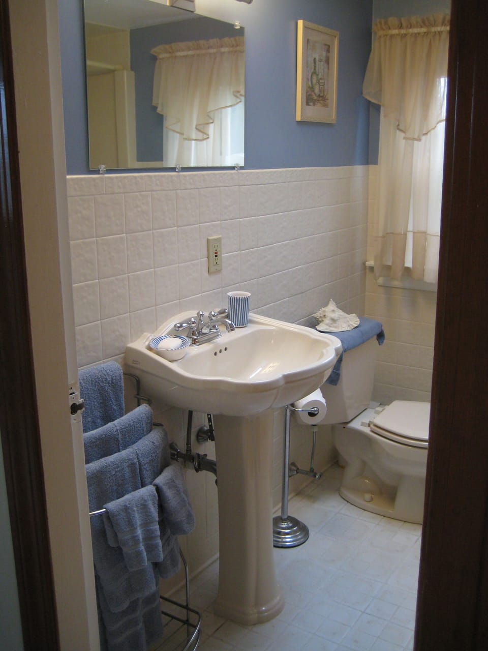 Main house 2nd floor full bathroom with tub/shower