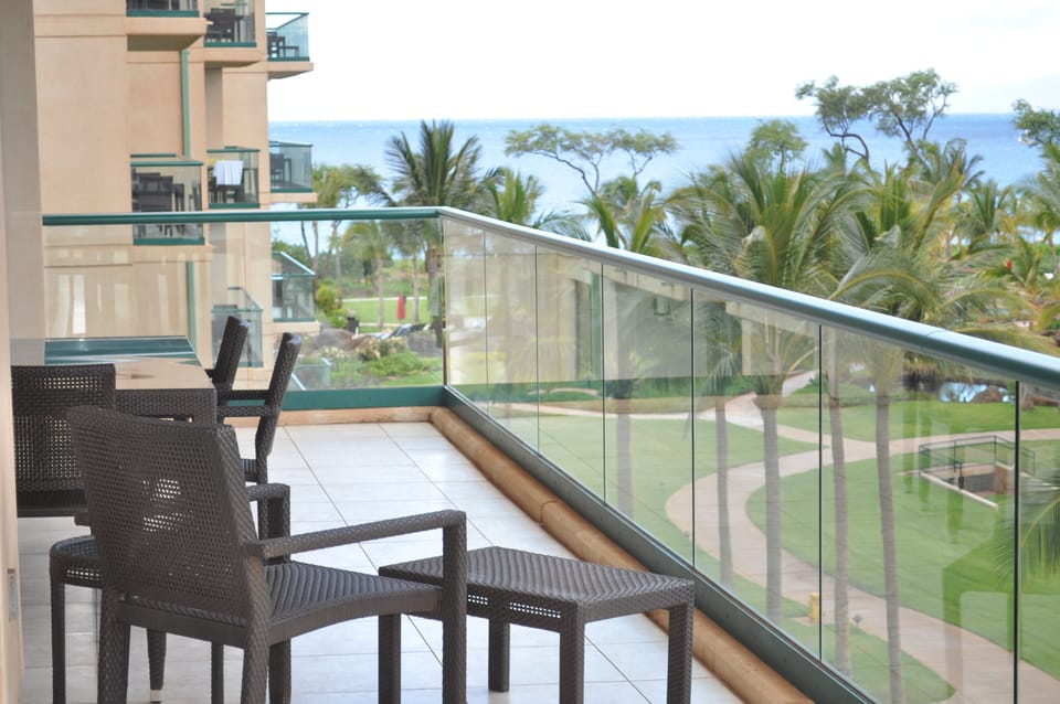 505 sqft Lanai view to the Ocean with dining table for six plus chaise chair