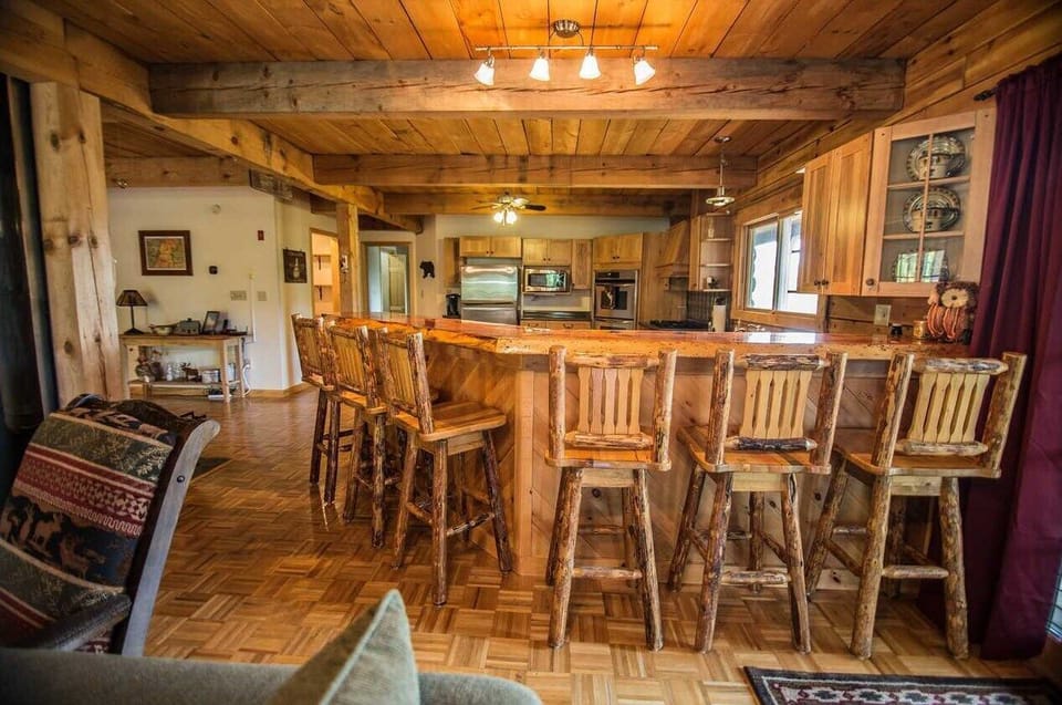 Large breakfast bar perfect for entertaining and group meals