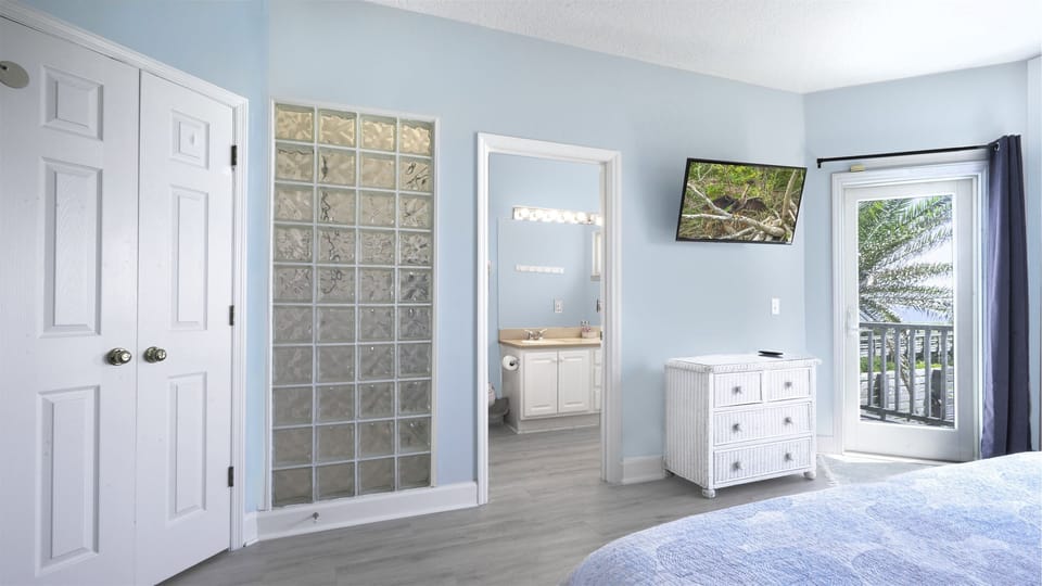 A Side Primary Ensuite & Balcony