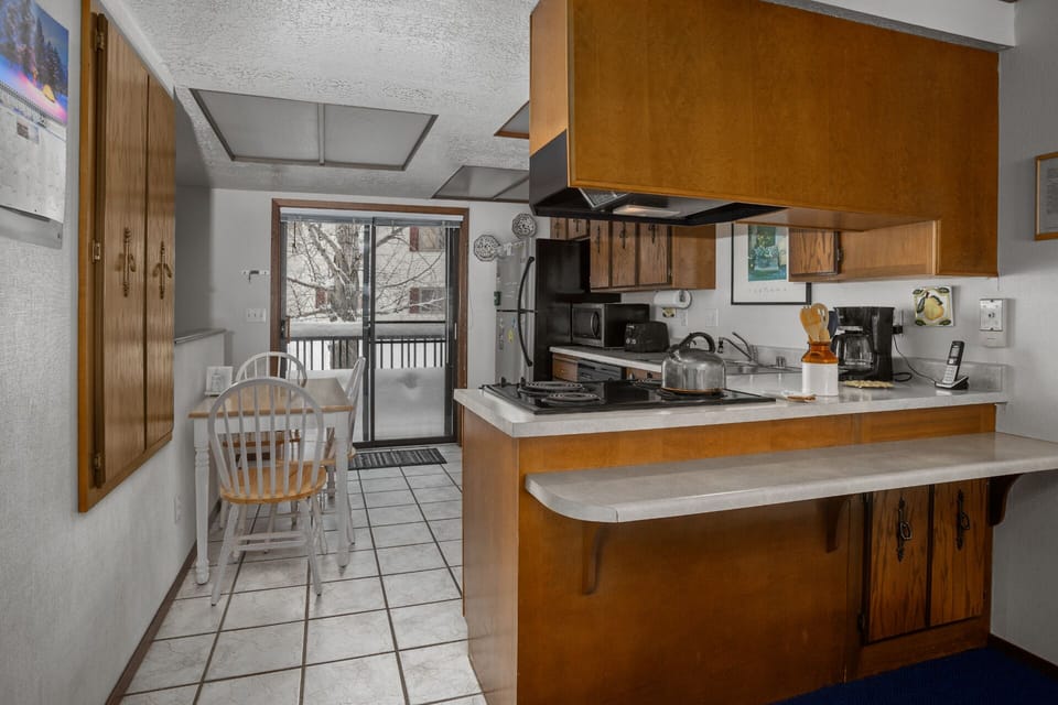 Kitchen & Bar