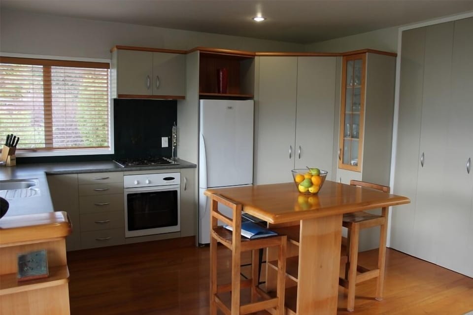 Kitchen and island breakfast bar