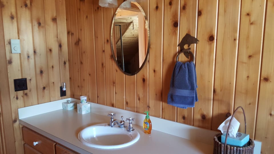 upstairs bathroom
