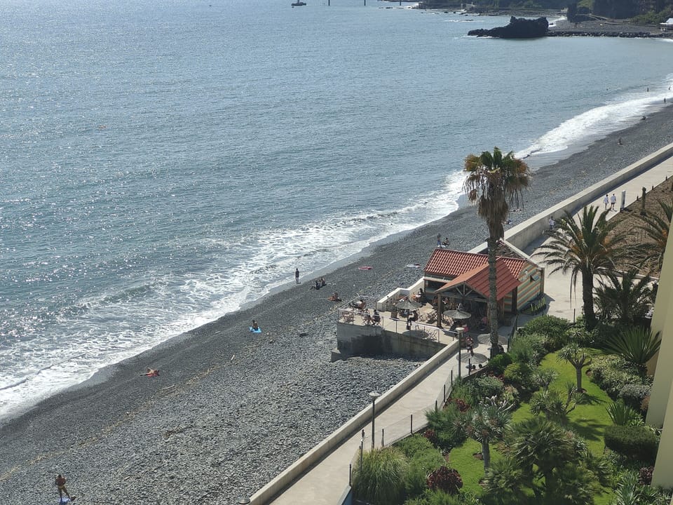 And we can walk to the right, along the beach, direction to Câmara de Lobos