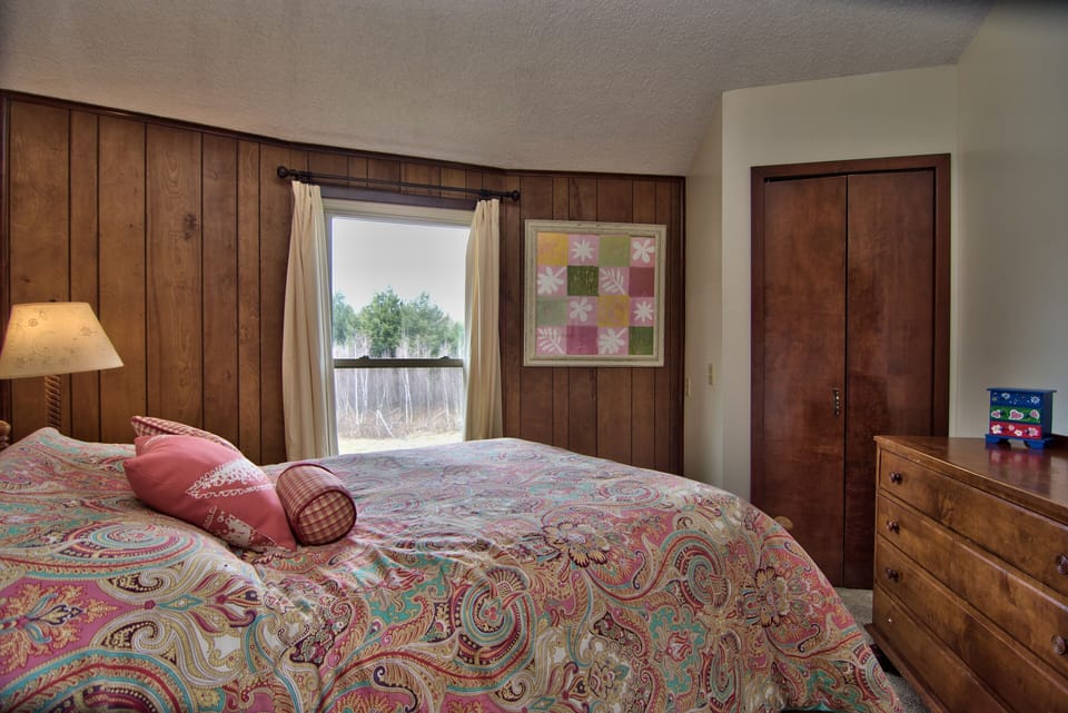 Main Upper Level Guest Room 
(Bedroom #2) Queen