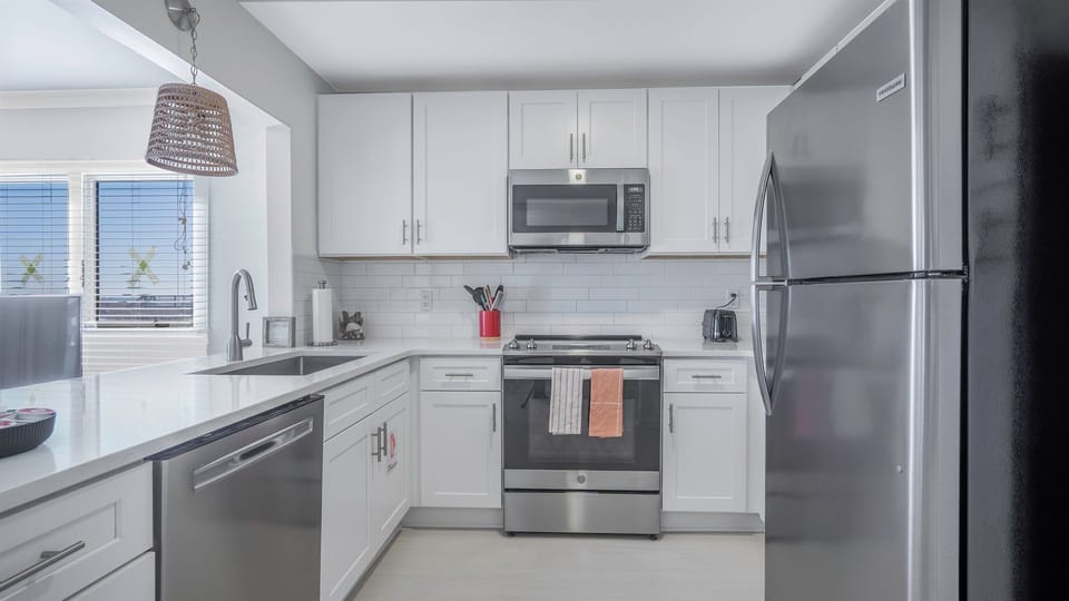 LIGHT & BRIGHT KITCHEN!