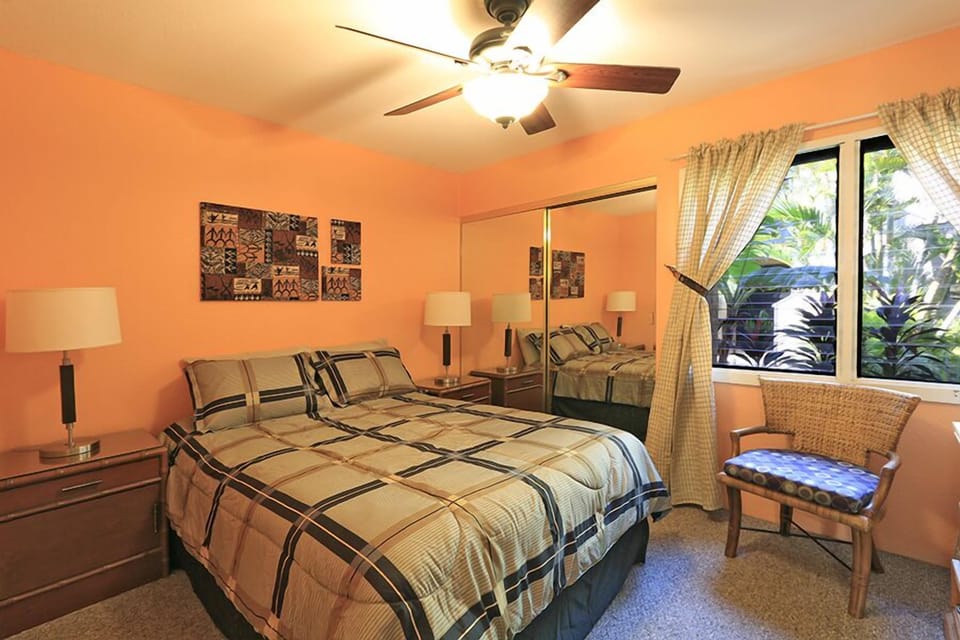 Bedroom with queen size bed