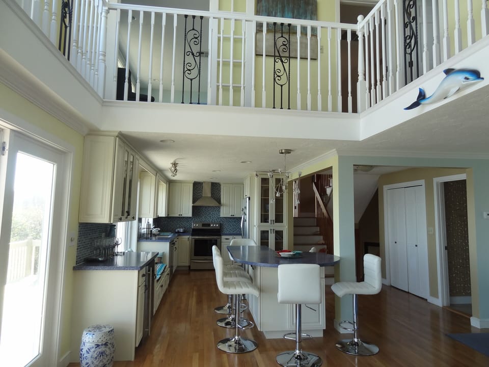 Kitchen and Breakfast/Bar Counter