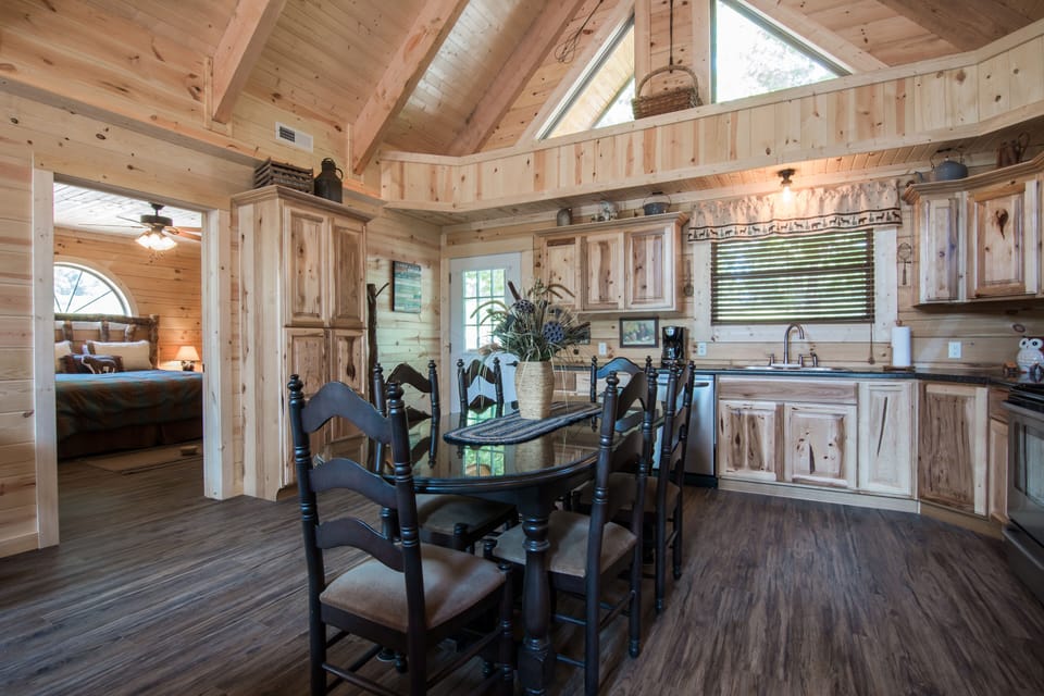 Branson Cabin Rental - Owl's Nest Cabin - Upper Dining Area