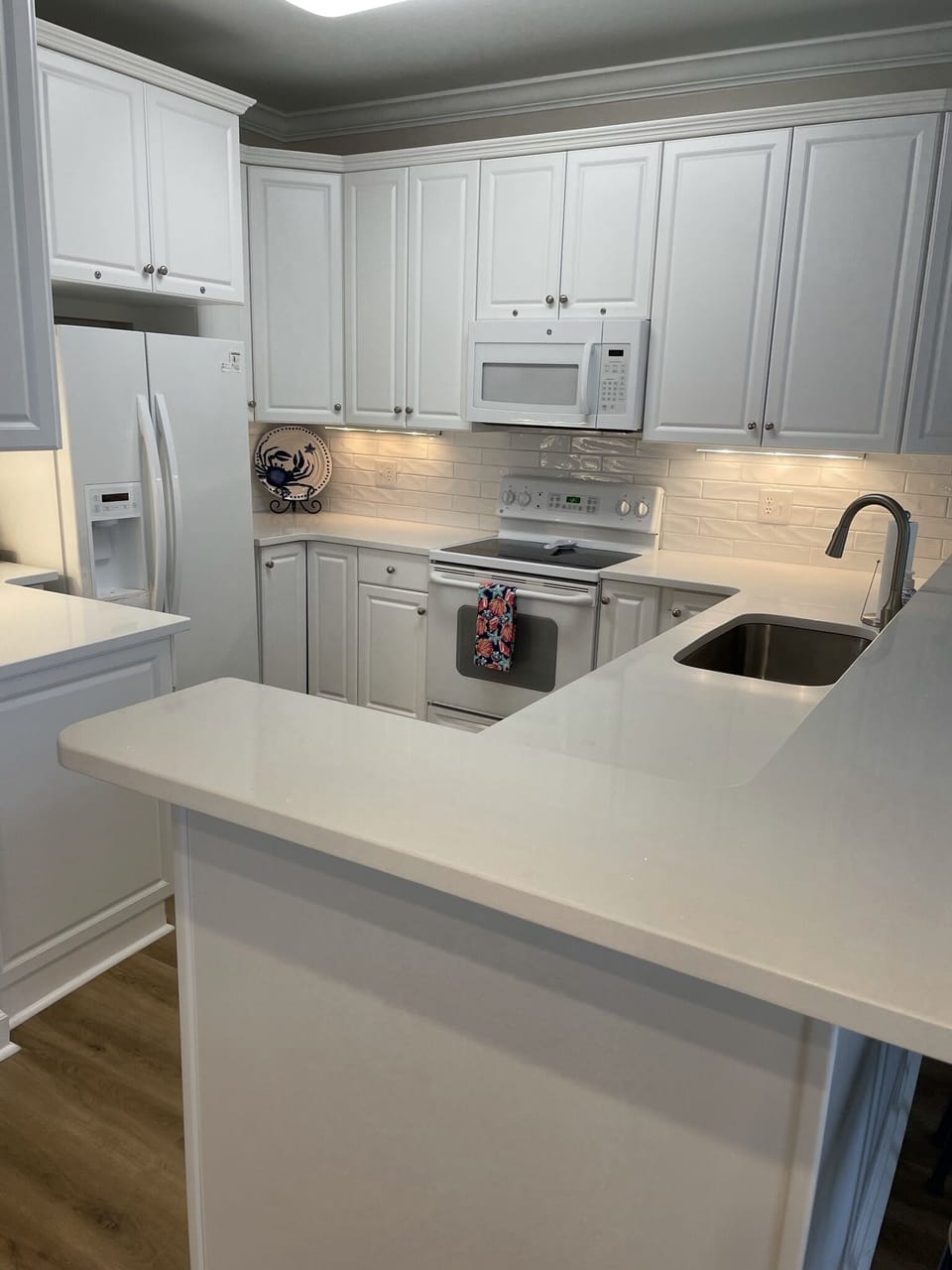 full updated kitchen with tile backsplash