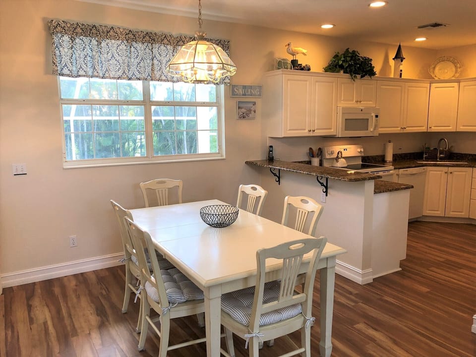 Seating for 6 indoor kitchen table.