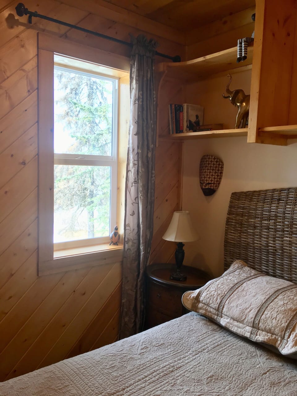 downstairs queen bed
Boulder Room