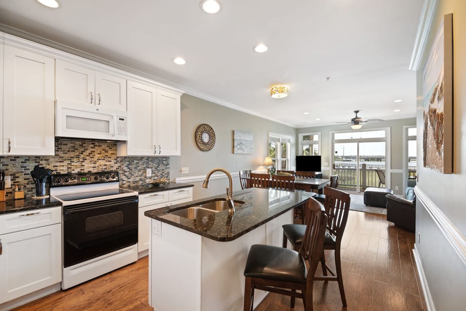 Fully equipped kitchen, with large island that includes seating for 2.