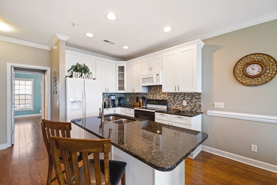 Fully equipped kitchen, with large island that includes seating for 2.