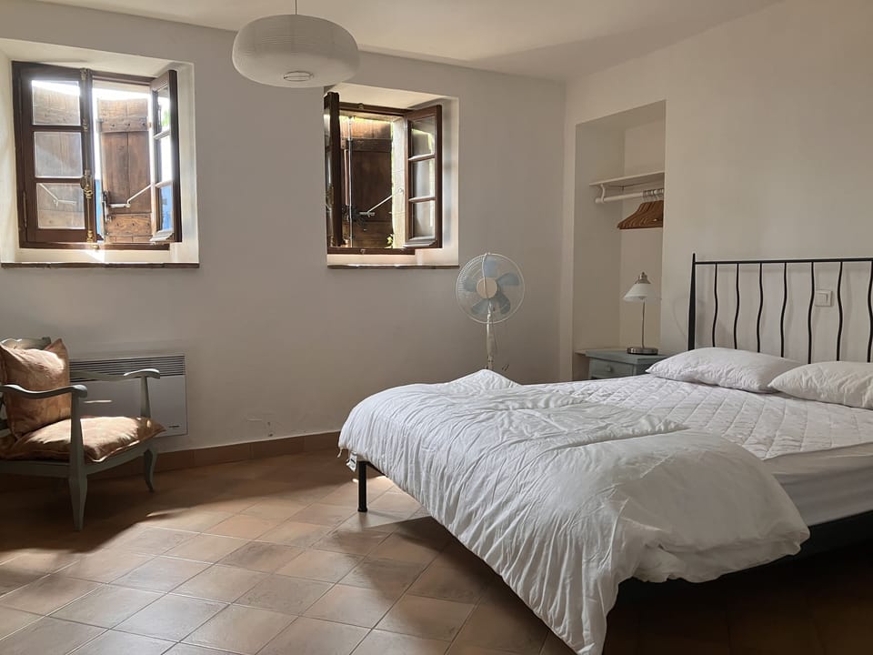 Bedroom 1 - Ground Floor Kingsize bed with Ensuite  WC & shower