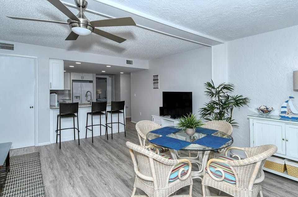 Dining room area 