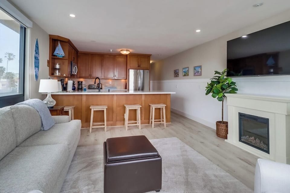 Living room with breathtaking views, TV, queen sofa bed and gas fireplace