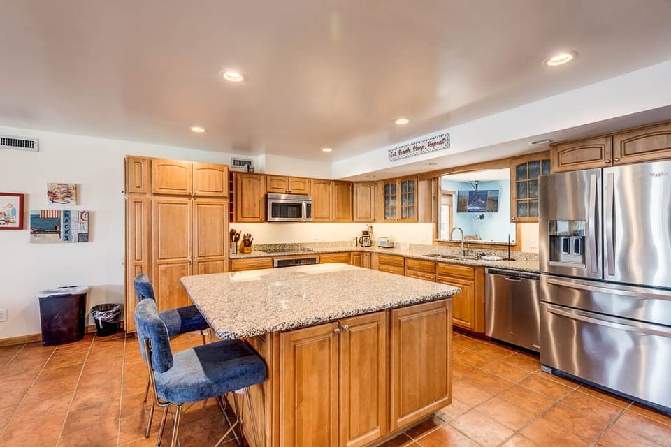 Mid-Level Kitchen with Bar (seats 2)