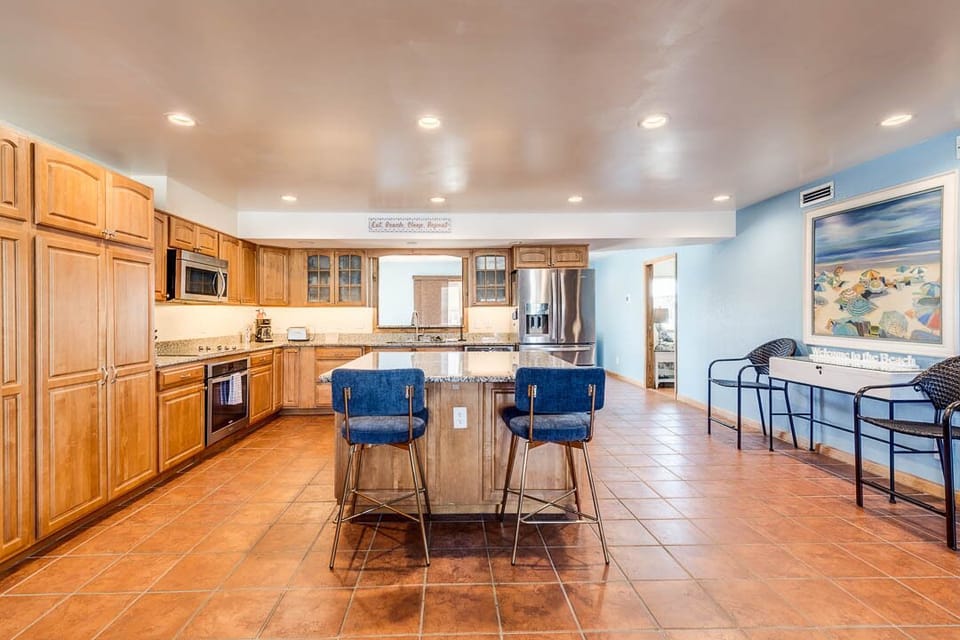 Mid-Level Kitchen with Bar (seats 2)