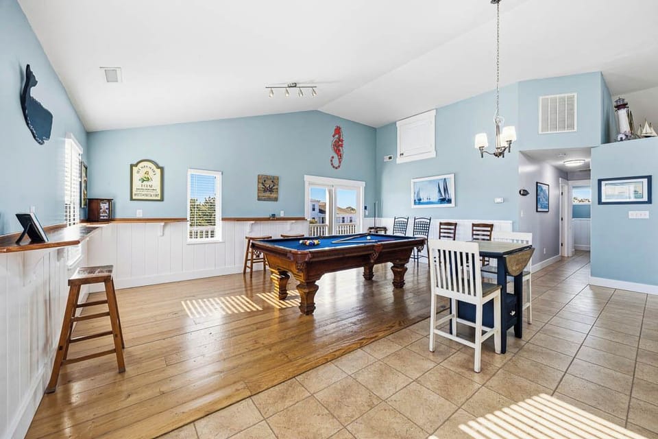 Top-Level Rec Room with Pool Table and Table (seats 2)