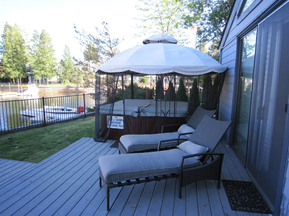 Large Hot Tub with Views of The Water & Heavenly Ski Resort 