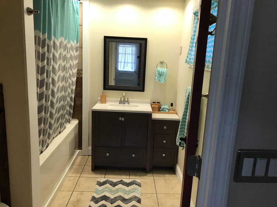 Newly renovated full bathroom 