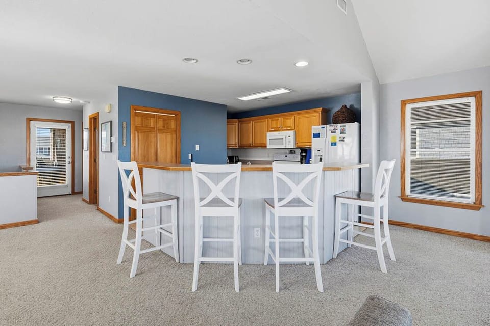 Top-Level Kitchen with Bar (seats 4)