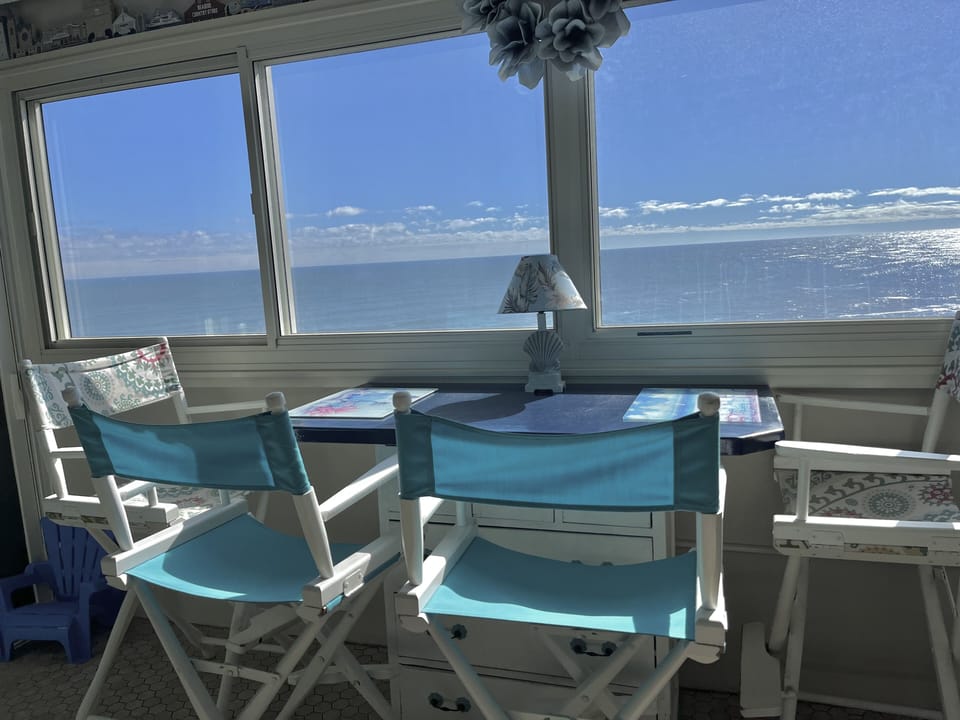 4 Seasons balcony adds additional living space, open windows, let the ocean in !