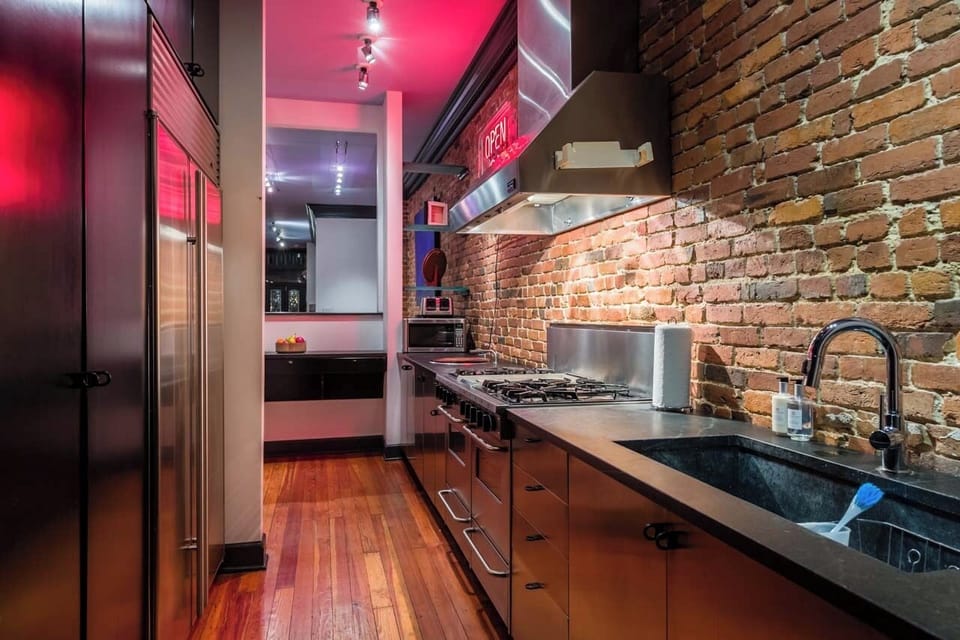 Stylish Kitchen with Full Stainless Appliances & Gas Cooking