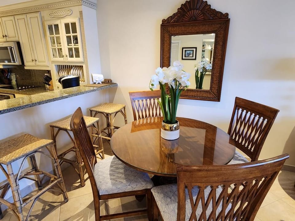 Dining Room / Kitchen Island with Bar Stools