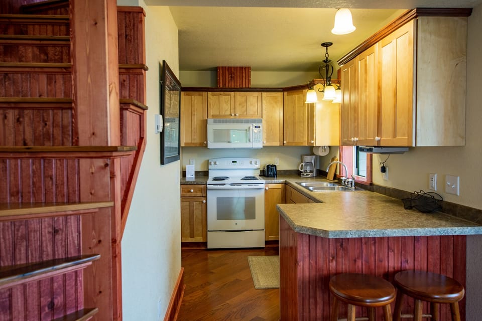 Kitchen
Picture yourself making a romantic meal for that special someone. Inn Suite #4 is complete with a full kitchen that includes a microwave, stove, oven, and refrigerator.