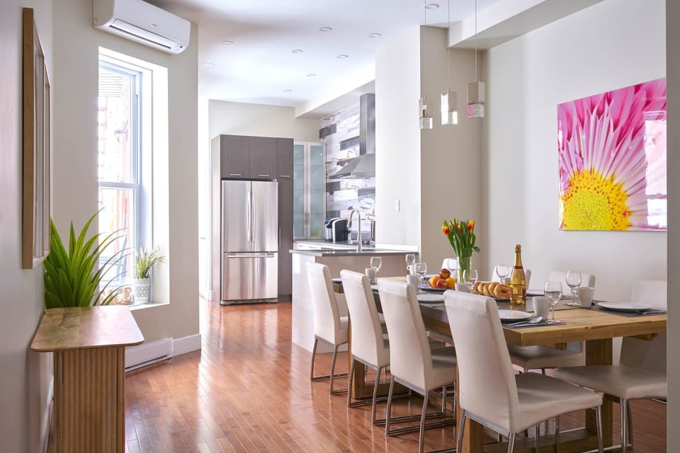Luminous dining area next to the kitchen and the terrace, A/C unit