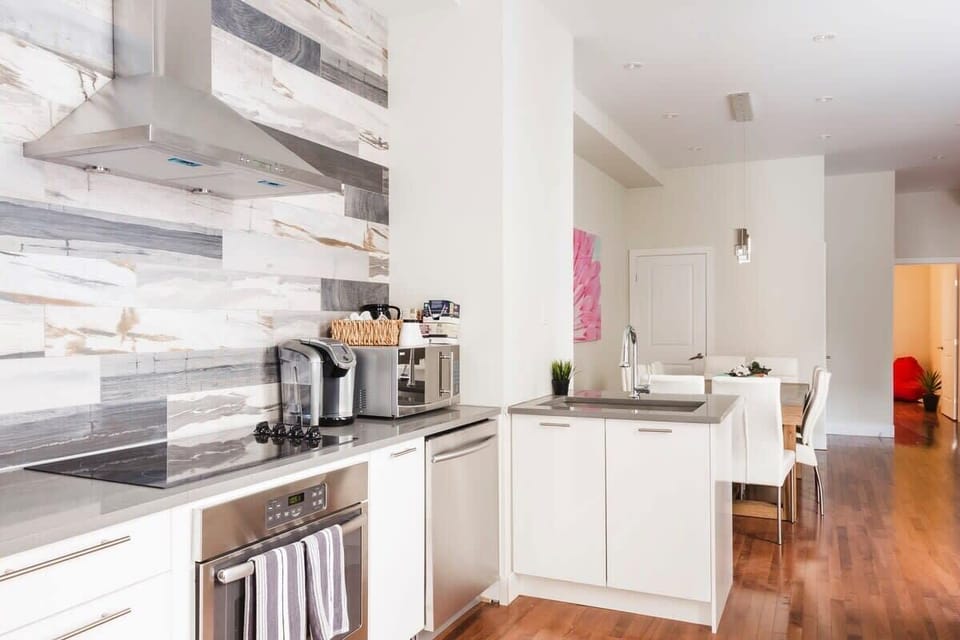 Fully equipped kitchen: dishwasher, sharp knives, plenty of pots, pans, utensils even olive oil, vinegar, some spices, etc