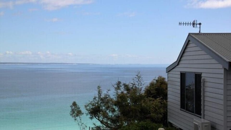 Sea Eagle Cottage perched above the Bay of Fires