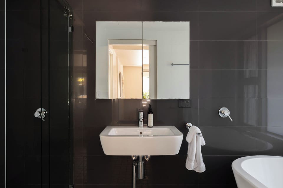 BR03 Ensuite 01