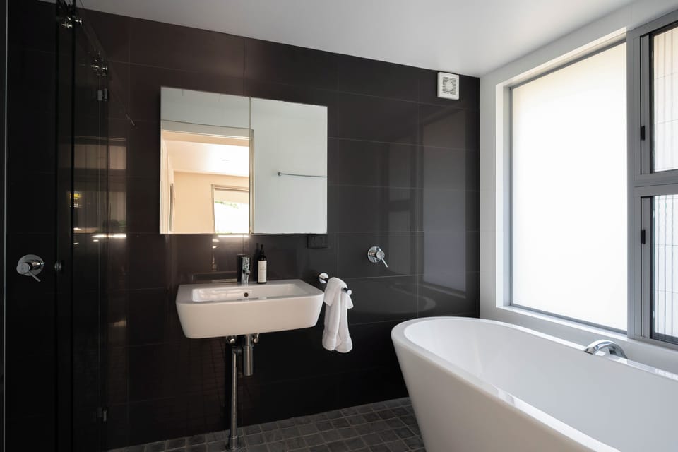 BR03 Ensuite 02