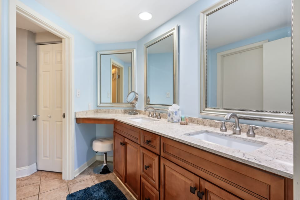 Master bath with dual sinks
