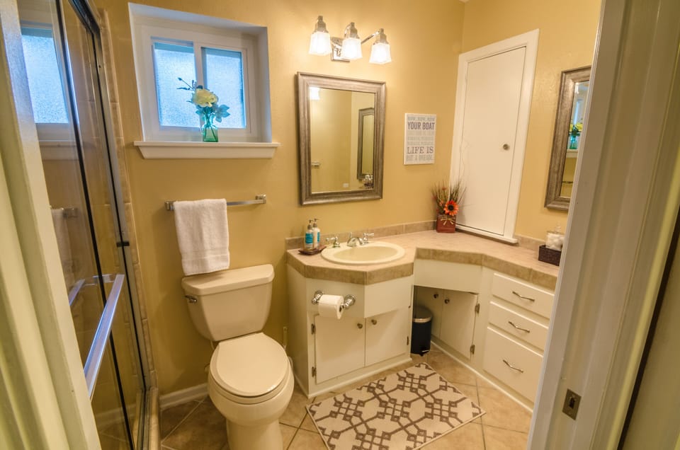 Bathroom in the ground floor with shower