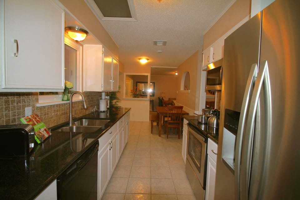 Full kitchen with everything for cooking, rice cooker, and crockpot 
