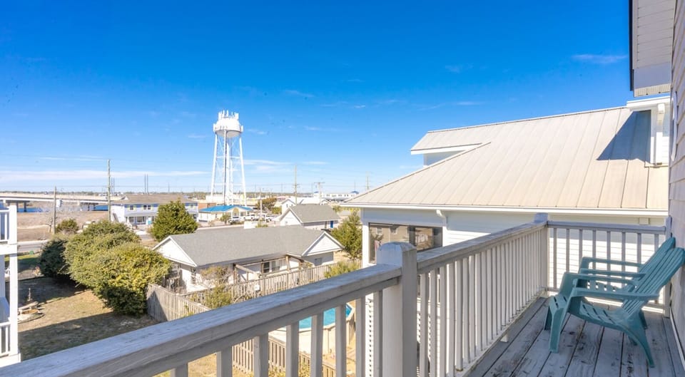 Top Floor Back Sun Deck off Queen Bedroom