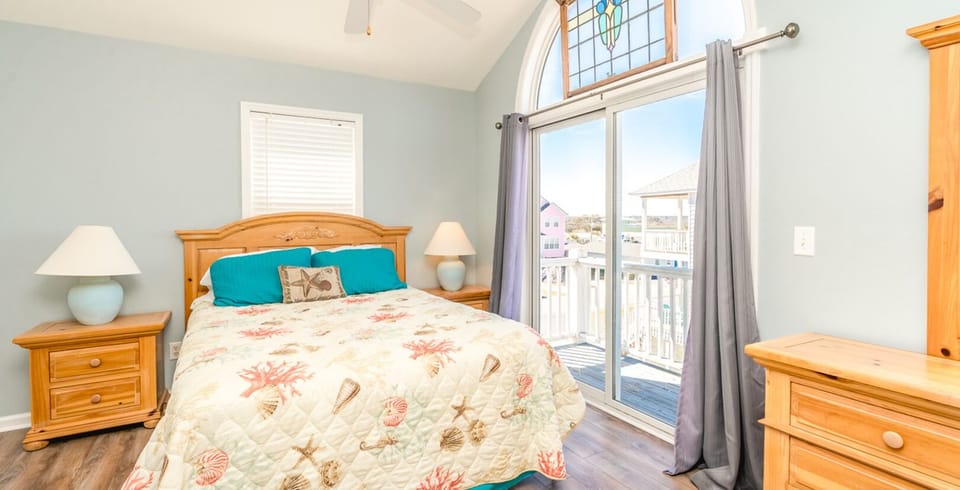 Top Floor Back Queen Bedroom with En Suite