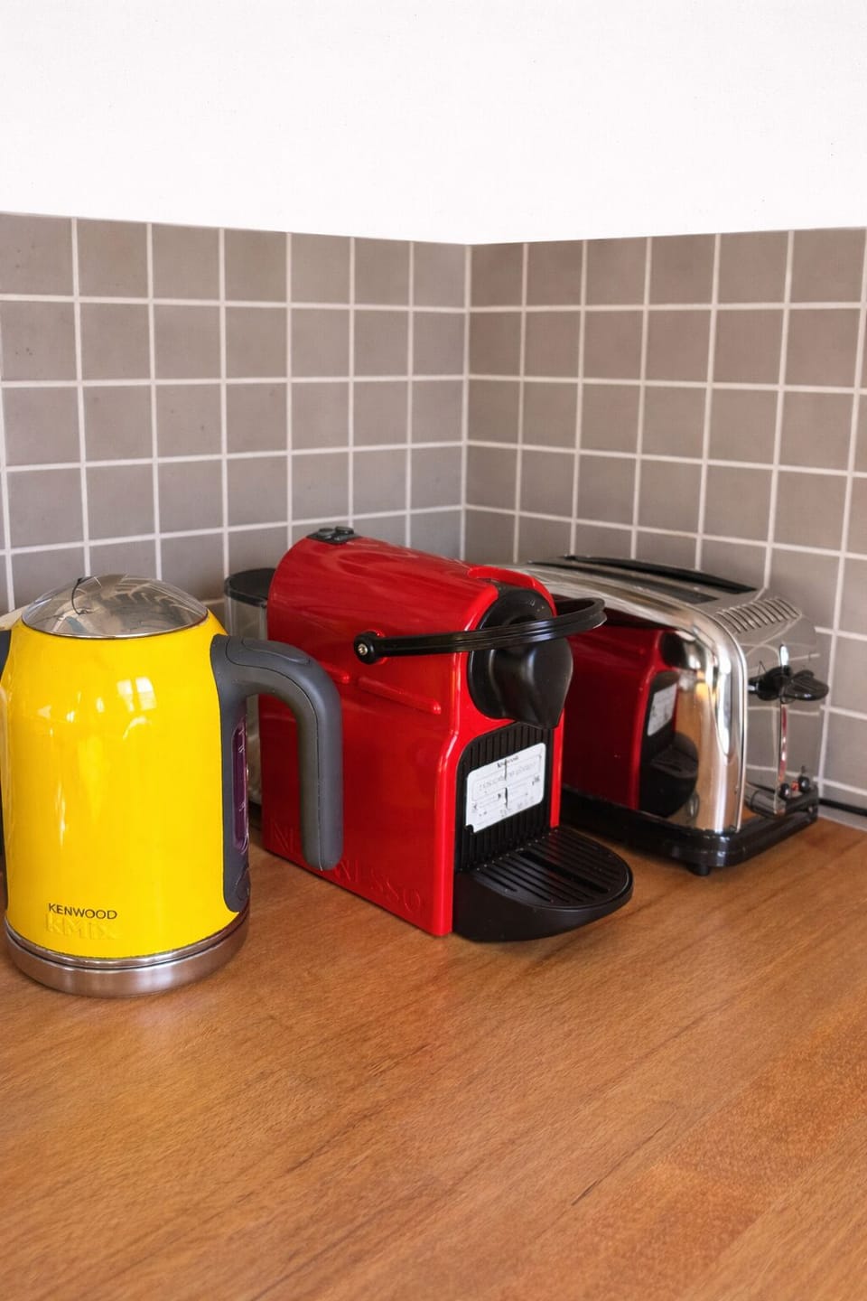 Nespresso machine
Kettle ( Kenwood)
Toaster for sandwich bread and baguette