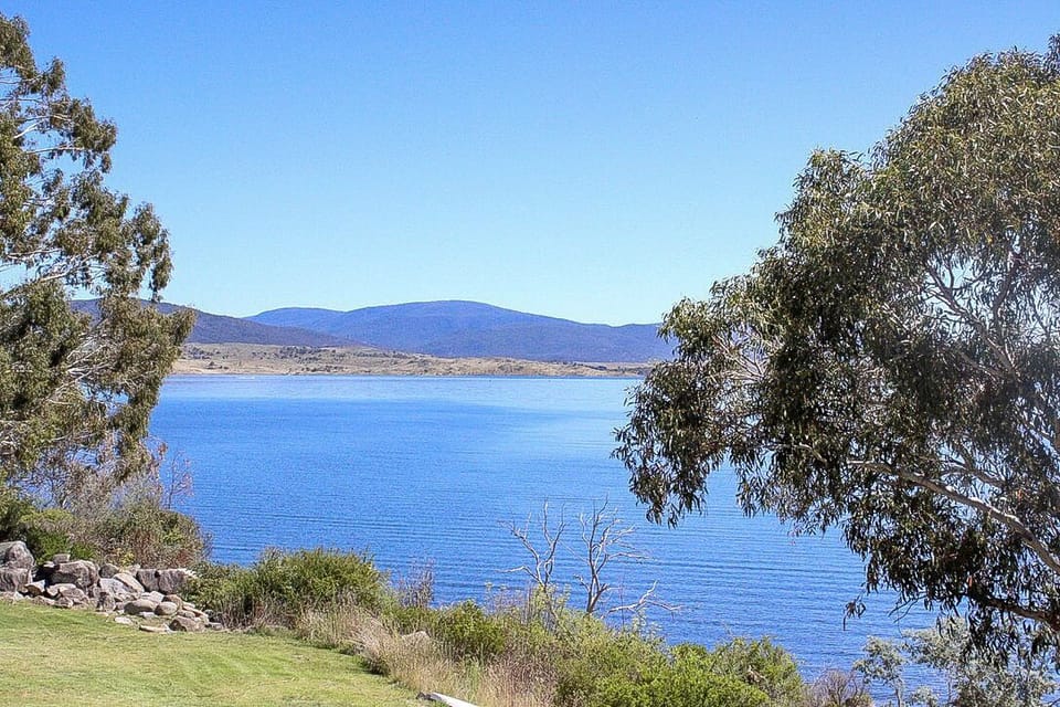 lake at the doorstep - swimming, fishing, waterski off the beach