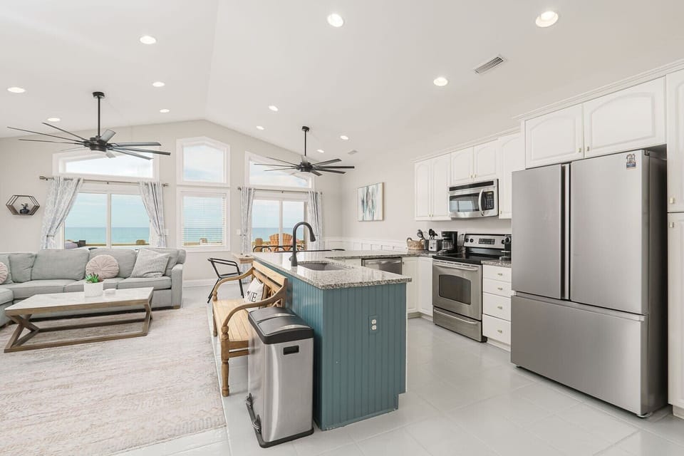 Kitchen w Eat-In Seating