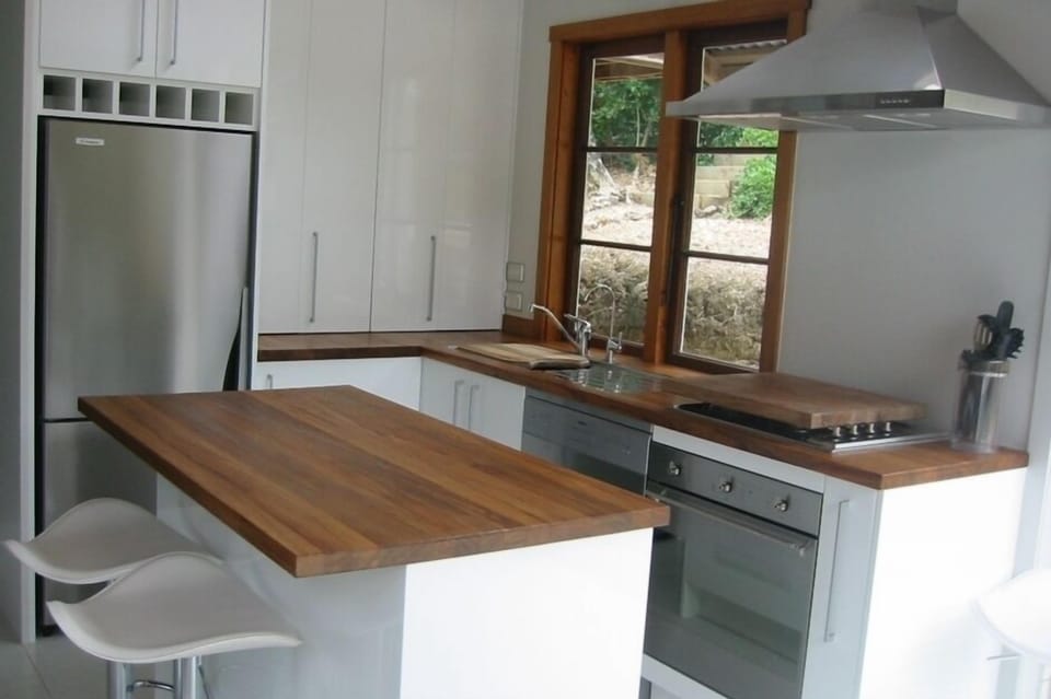 Kitchen and breakfast bar