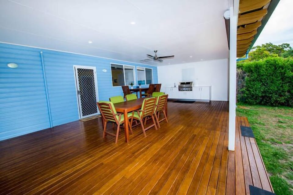Outdoor decking and kitchen/BBQ