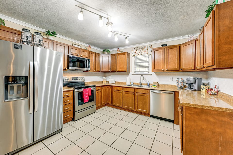 Kitchen | Cooking Basics | Coffee Maker | Paper Towels/Trash Bags Provided
