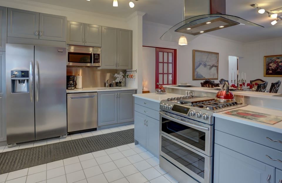 Kitchen Gas Range Double Oven, Dishwasher, Frig with Water & Ice Dispenser