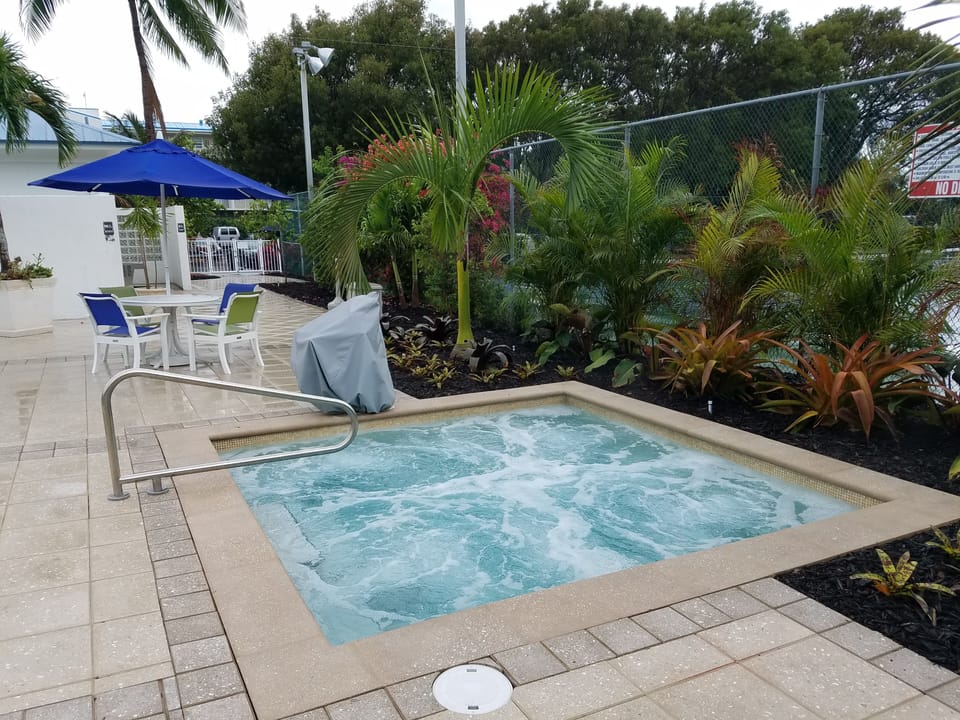 14 Person Hot Tub with Lift